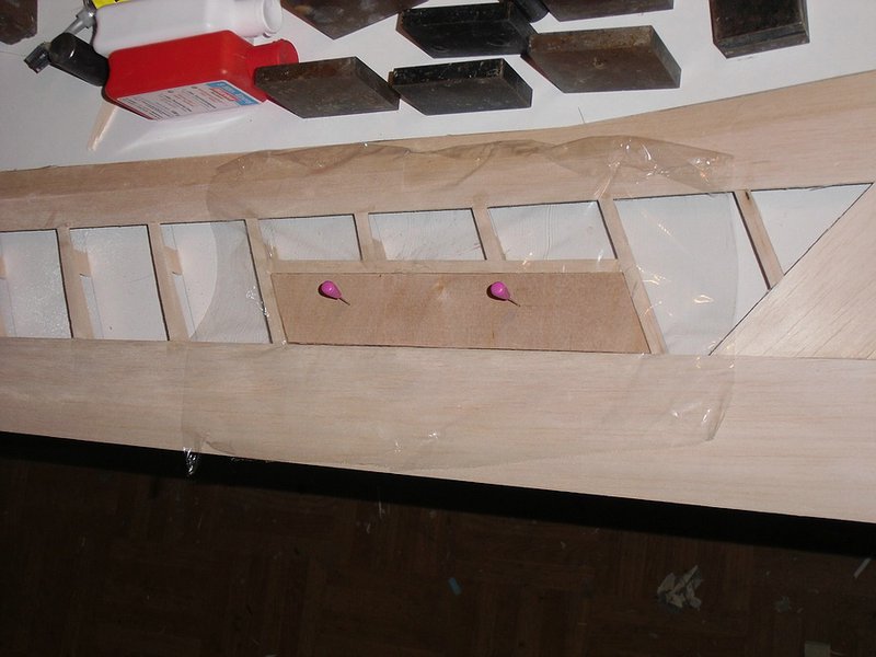 Die beiden Spoiler werden aus 2 x 0,4 mm Sperrholz mit 80er GFK-Zwischenlage am Einsatzort formverleimt