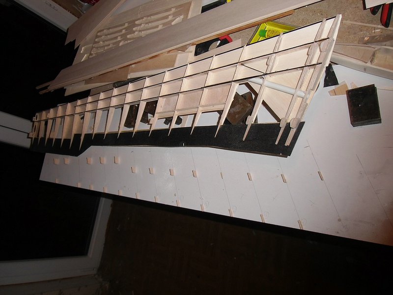 so siehts vor dem verschleifen des Flügels und säubern des Baubretts für die Oberseitenhelling aus