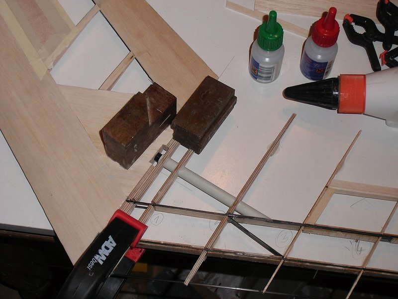 Jetzt wird der rechte Flügel erst mal an den linken angesetzt um die Wurzelrippen genau passend auf dem Baubrett zu verleimen