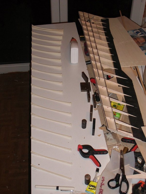 ...und die Hellingrippen mit Holzleim mit genau fluchtender Endleistenknagge an die Baubrettvorderkante aufgeleimt