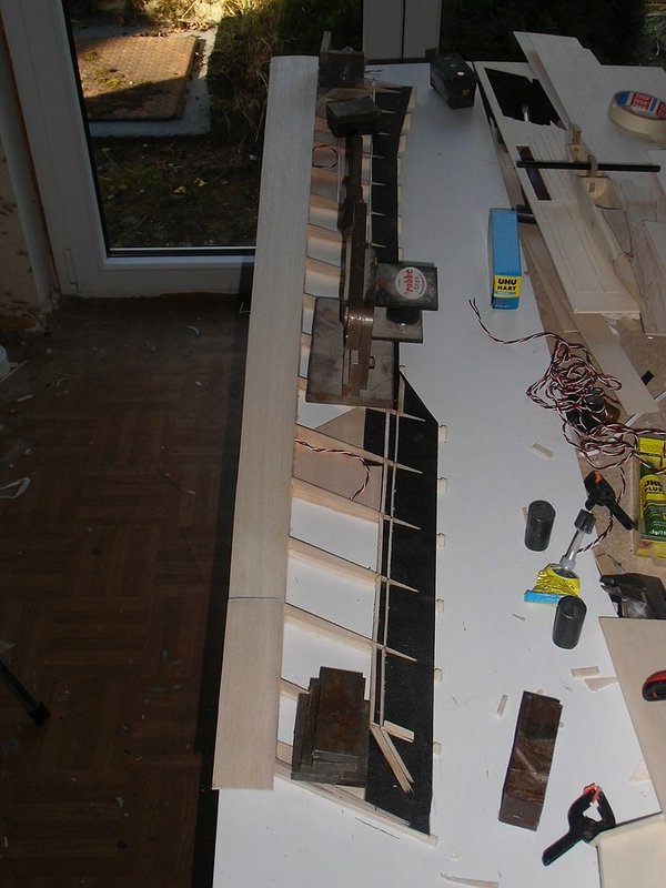 Einbringen der Endleisten- und Ruderverkastungen