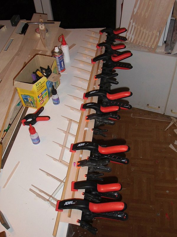 Aufbringen der Oberseitenbeplankung am anderen, linken Flügel