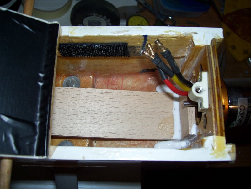 Vorne kommt der Regler hin wo die Kabel vom Motor sind