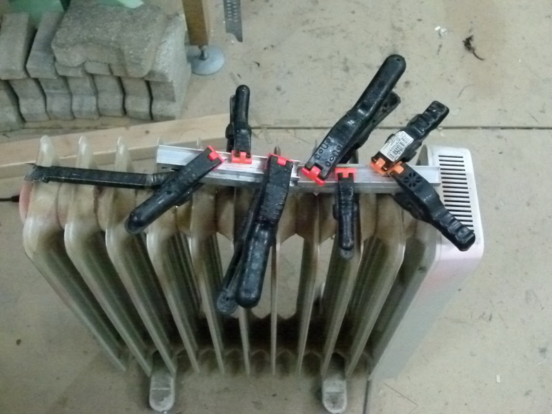 nach härten des Harzes wird der Verbinder entformt. Bei meiner Form war ein kräftiger Hammerschlag auf den Überstand nötig. Dazu habe ich die form am"Fuß" in einen Schraustock gespannt