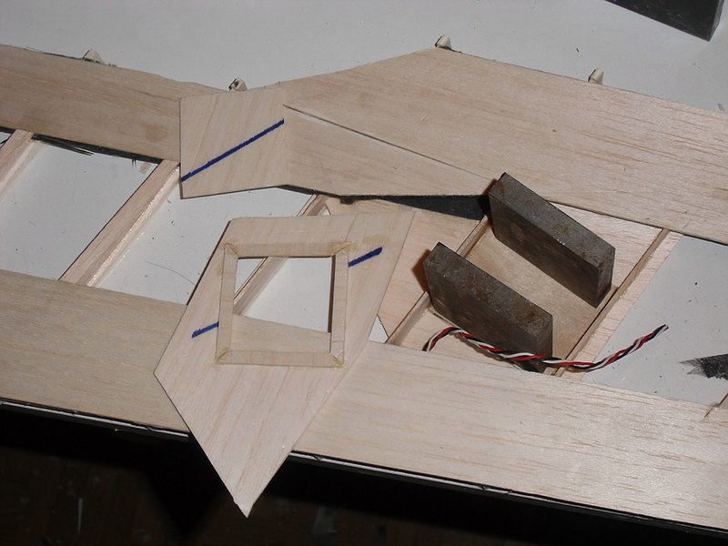 Vorbereitung Servoschacht mit Sperrholzverstärkung als Servoplatte und Deckel