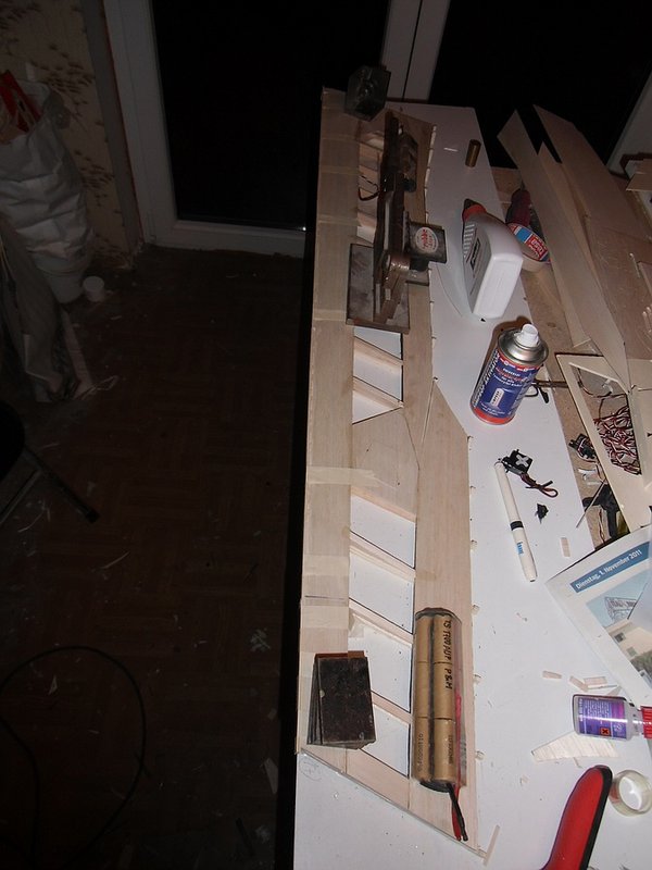 Anleimen des Nasenleistenrohlings. Die Nase besteht aus 2 Lagen 3 mm Pappelsperrholz. Ich hab lange überlegt ob ich nicht doch Balsa machen soll, aber die Pappel hat sich bei den Sperrholzfliegern wegen ihrer extremen Robustheit so gut bewährt, dass ich das Mehrgewicht und die schwierigere Schleifarbeit in Kauf nehme