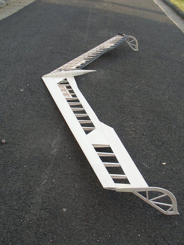 Hier sieht man wie der Rumpf zum Flugzeug gehört und was am linken Flügel noch so alles fehlt....