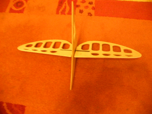 Seitenleitwerk mal mit Höhenleitwerk zusammengesteckt