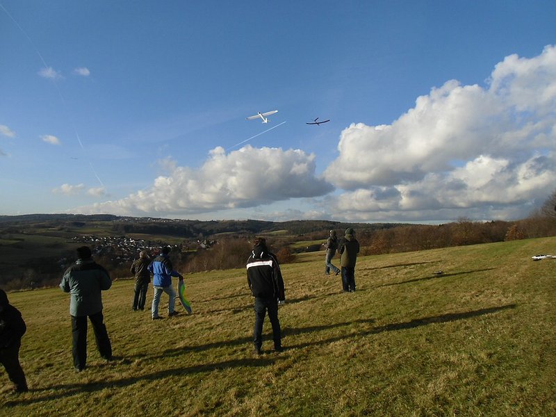 Nach drei Trimmflügen gings an den Spessartseglerhang zum Nikolausfliegen, da herrschte reger Flugbetrieb