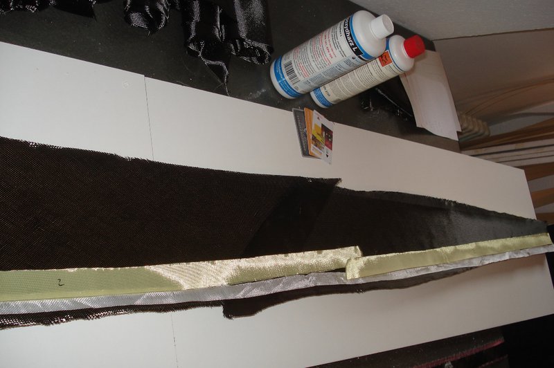 DSC05523.JPG (303.59 KiB) 10430 mal betrachtet Oberschale mit Torsionslage, Aramidbaendern und Glasband fuer die Endleiste
