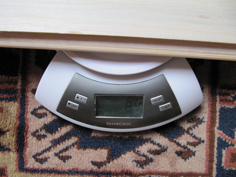 84g Gesamtgewicht bei 48cm je Hälfte finde ich gelungen. Biegen oder Tordieren lässt sich das Leitwerk nur gering, jedenfalls vom Gefühl her passend zur restlichen Auslegung