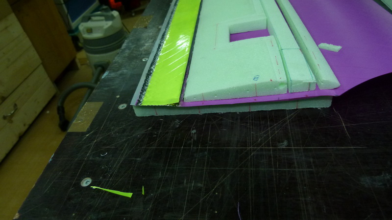 Das ruder ist bereits mit dem Deck material verklebt,das ist der ertse arbeitschritt mit harz. Das schöne an dem Material es wird Obefläche, Ruderspalt und Ruderabdeckung gleichzeitig!