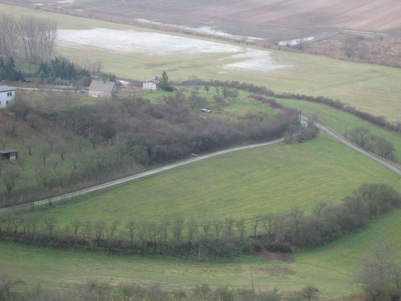 Gebremst von Pfosten und Gestrüpp liegt der X-mess im Tal ungefähr in Bildmitte. Ohne Schatten ist die Flughöhe nur sehr schwer zu schätzen und eigentlich hätte statt eines aprupten Halts noch eine Rechtskurve Richtung Wiese kommen sollen.