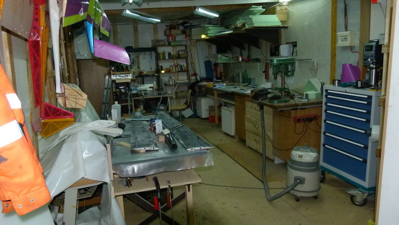 Werksatt in vollem Betrieb!<br />Mit der Ordnung hab ichs auch nicht so aber seit dem Umbau ist es Wesentlich besser!<br />Nur wo meine Heißklebe Sticks abgeblieben sind ist mir Rätselhaft