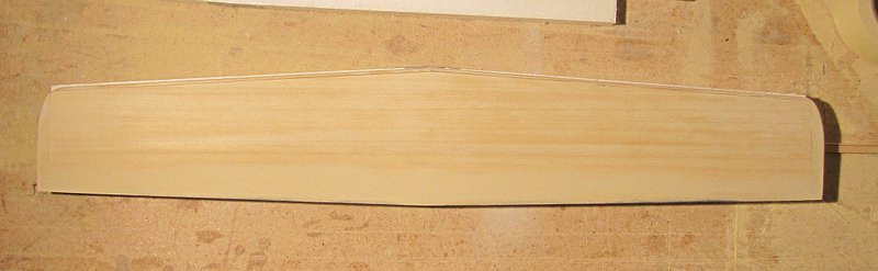 Oberseite fertig verschliffen mit relativ scaligen Randbögen nach einer 3-Seitenansicht