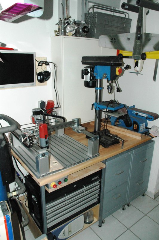 Die Fräse ist jetzt zum Sicherungskasten und dem Solarspeicher umgezogen. Da hat sie's im Sommer schön warm ;-)