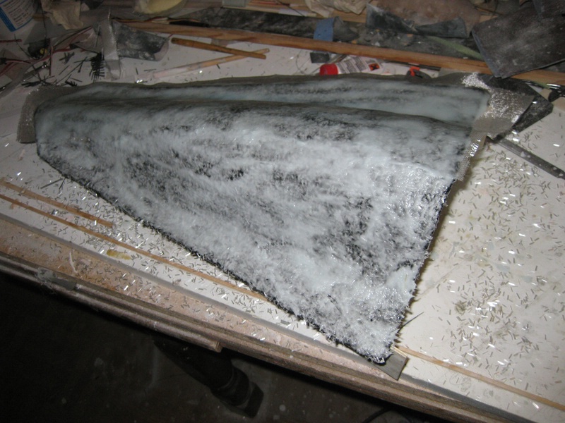 Die "richtige" Kupplungsschicht aus Glas-Microballon-Baumwollflocken-Mumpe wird nach dem angelieren nach ca. 1 Stunde aufgetragen........