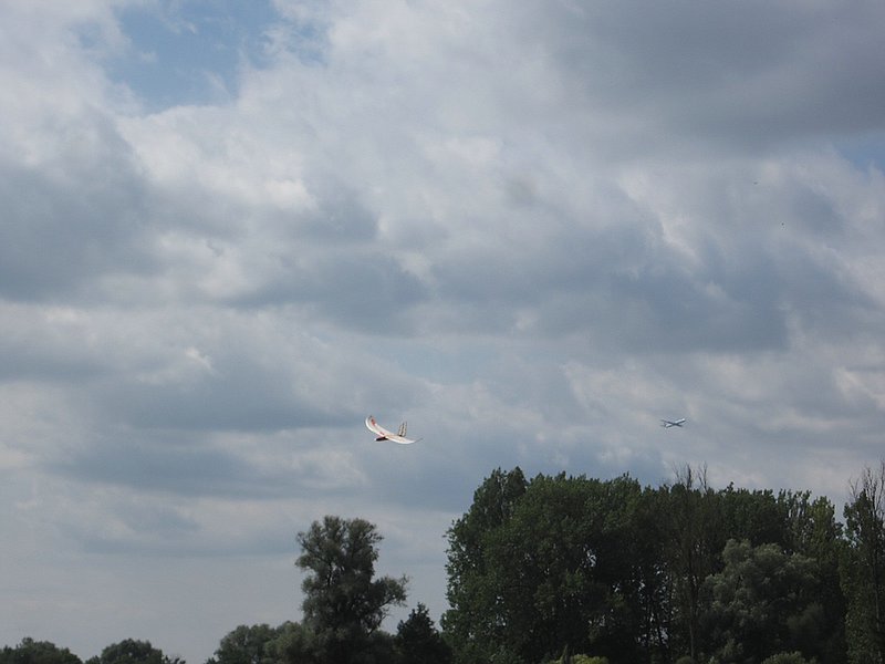 Bernds wunderschönes 1. Brett und ich glaub im Hintergrund mit 4 x Strahlmotor ist wohl ein A 340..mit Motor kanns jeder :-)