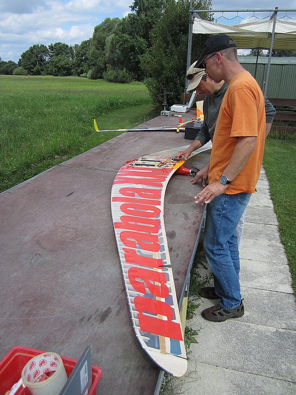 Startvorbereitungen für den Parabola-XXL-Erstflug von Thomas, steve hilft