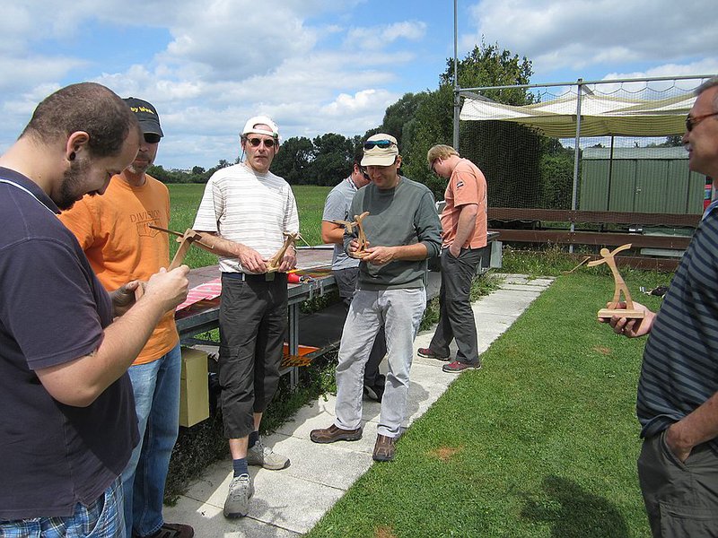 Pokalverleihung: Thomas hat sich richtig Arbeit für das erste Ares-Treffen gemacht, dankeschön noch mal, nur die Nicht-Ares-Flieger schauen etwas skeptisch......? :-)