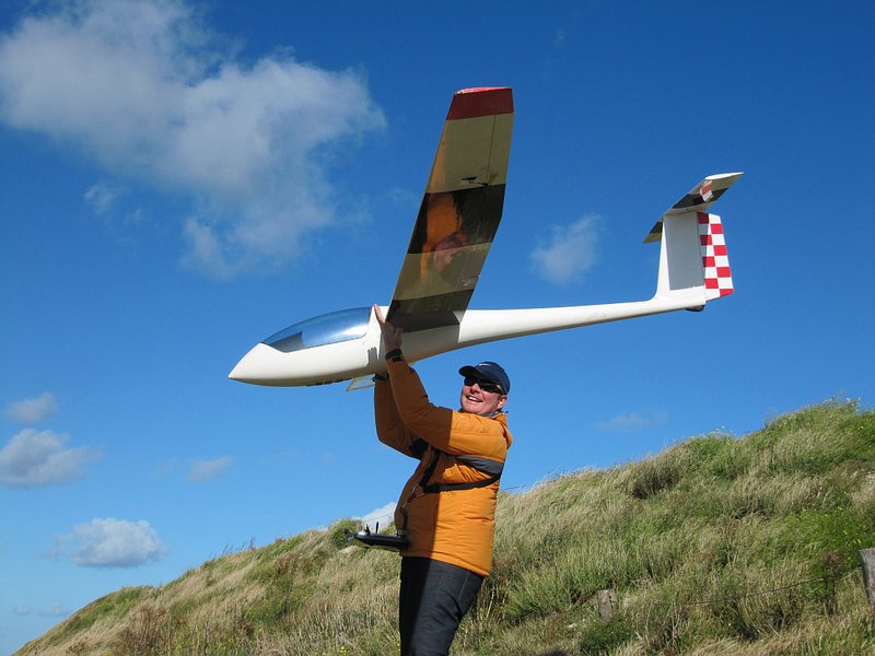 IMG_1150b.jpg (574.22 KiB) 5959 mal betrachtet Nette Windstärken erleichtern das Starten ungemein. Von den 18,5kg spürt man bei dem starken Aufwind nichts mehr ;-)