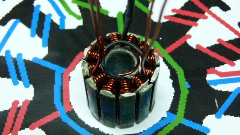 Die Draht Kreuzungen hab ich mit dünnem Schrumpfschlauch isoliert. Ein Ausgang ist auh schon Verschrumpft