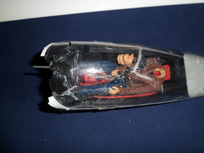 Oh mann...und die Kabienenhaube sowie der Pilot (Kopfloser Nick)... total im A.....