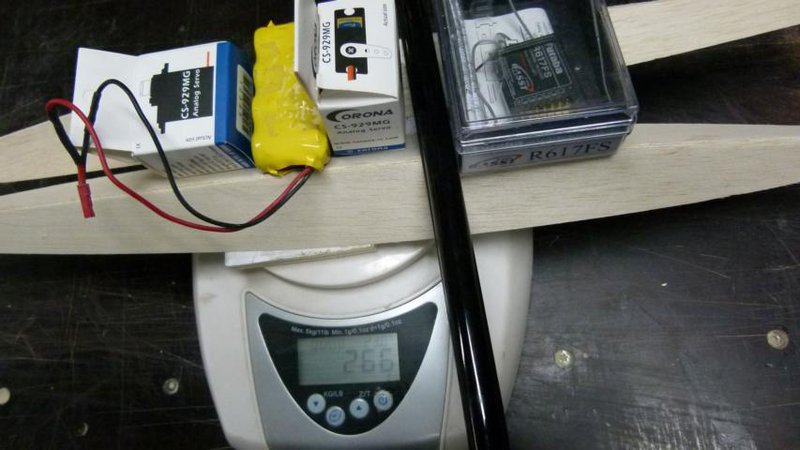 Sieht gut aus ! 221gr für Rumpfkeule, Pylon<rohscnitt, Technik und Ruderschubstangen. Das Vleitwerk schätze ich mal mit 35gr ein, so ist Geweichts Voreinschätzung mit 700gr nicht gefährdet.