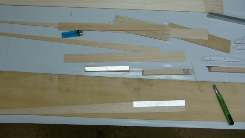 Ich hab mir mal für den Rohzuschnitt aluschablonen gemacht weil ich erstmal alle !,5mm Reste aus der Holzkiste verarbeiten will