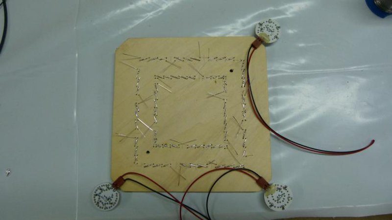 ein paar löcher ins Holz bohren Leds Durchschieben und riehenschltungen für 12,5v löten