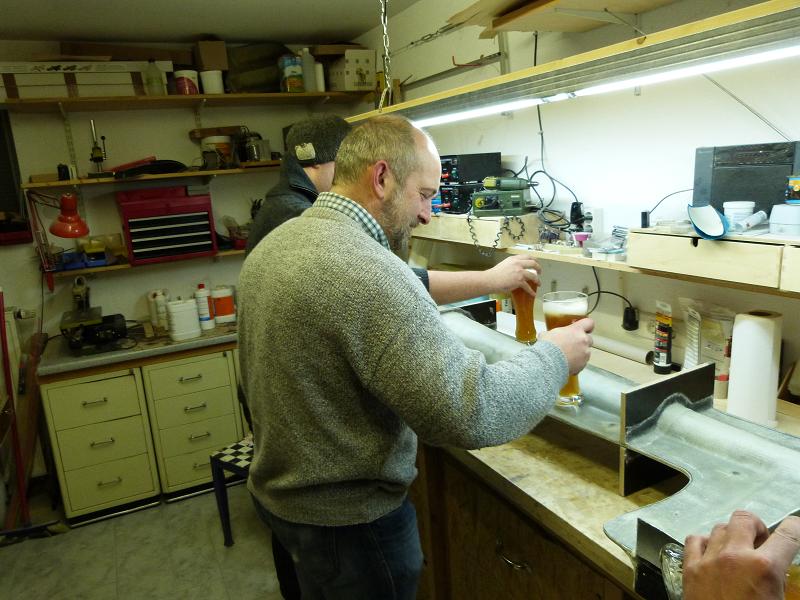 Erst einmal auf die sanfte tour,aber so leicht will er auch nicht raus