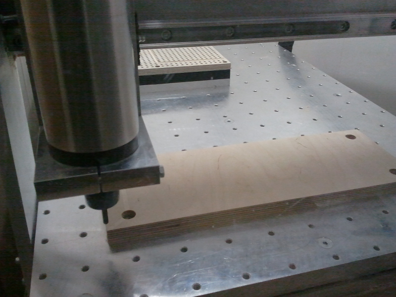 Ankratzen des fertigen Rohblocks für die Nullpunkte in x, y und z... Der Kenner entdeckt einen Fehler im Programm, die Rückzugsebne beim "Transit" von Loch zu Loch war in Vergessenheit geraten :-/